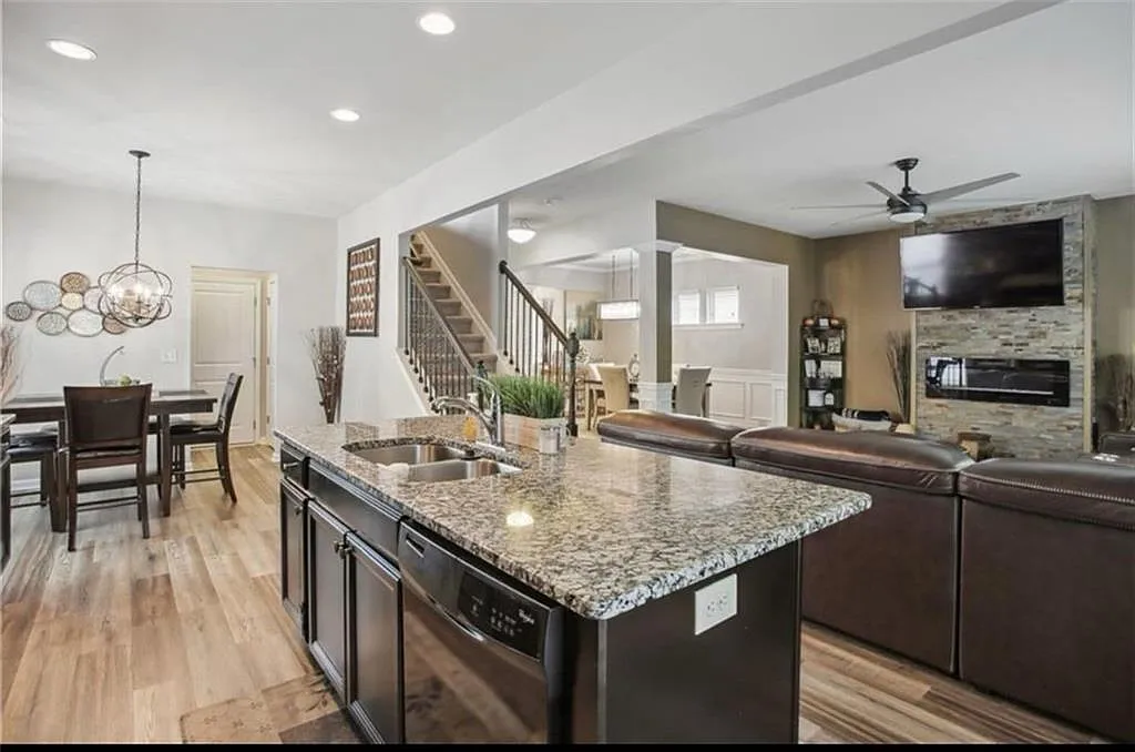 4 bed, 2.5 bath, 2094 sqft, $2,799 — Photo 2