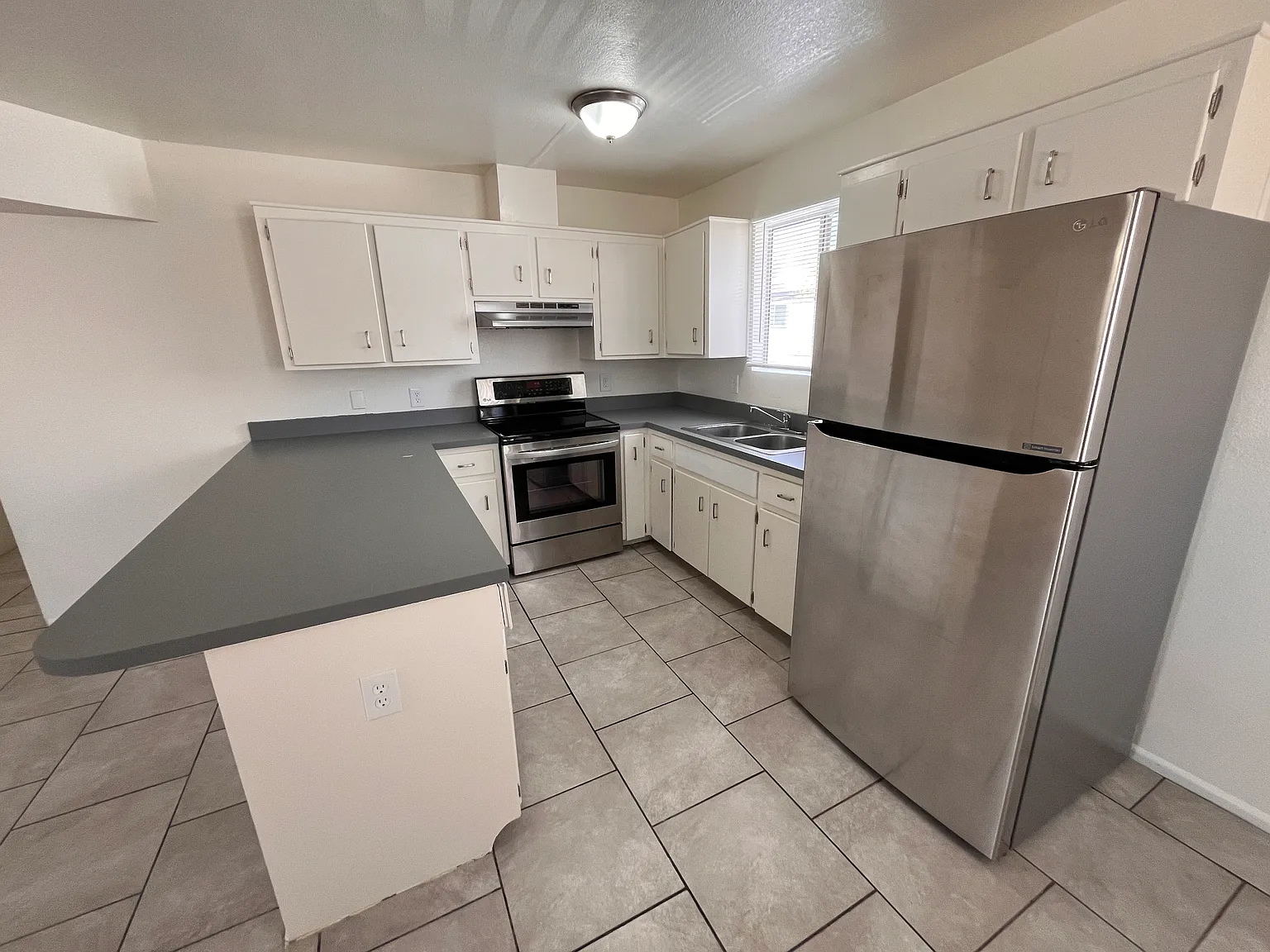 4 bed, 1100 sqft, $1,275 — Photo 2