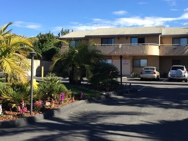 Vulcan Apartments — Photo 1