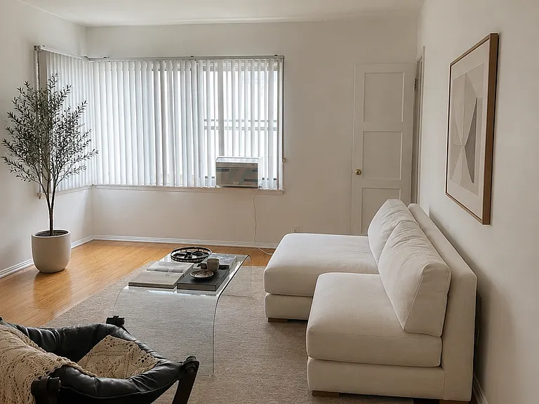 1/2 S Sherbourne Dr — Photo 2