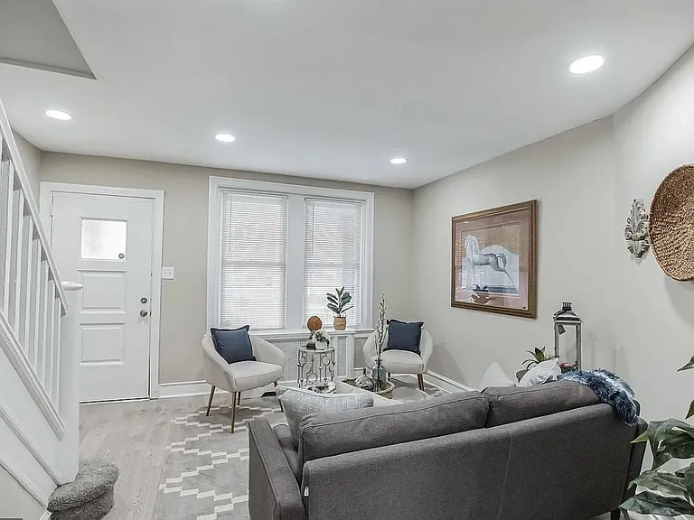 209 Furley St — Photo 2