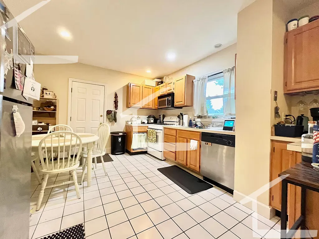 3 bed, 1.0 bath, $2,800 — Photo 2
