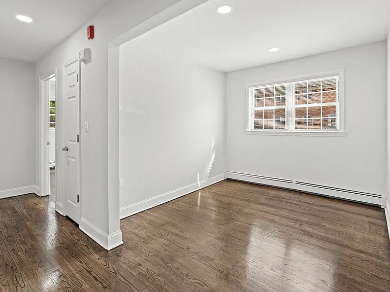 Riverview Manor Apartments — Photo 9