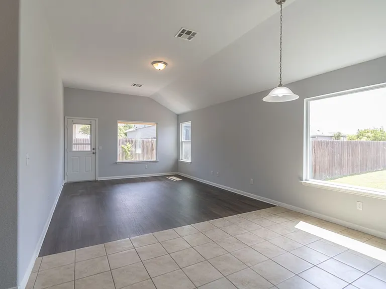 1411 Elbe St — Photo 8