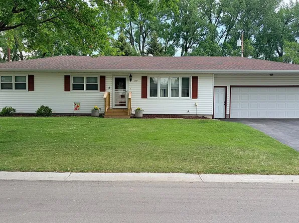 319 Eastview Dr, Larimore, ND 58251