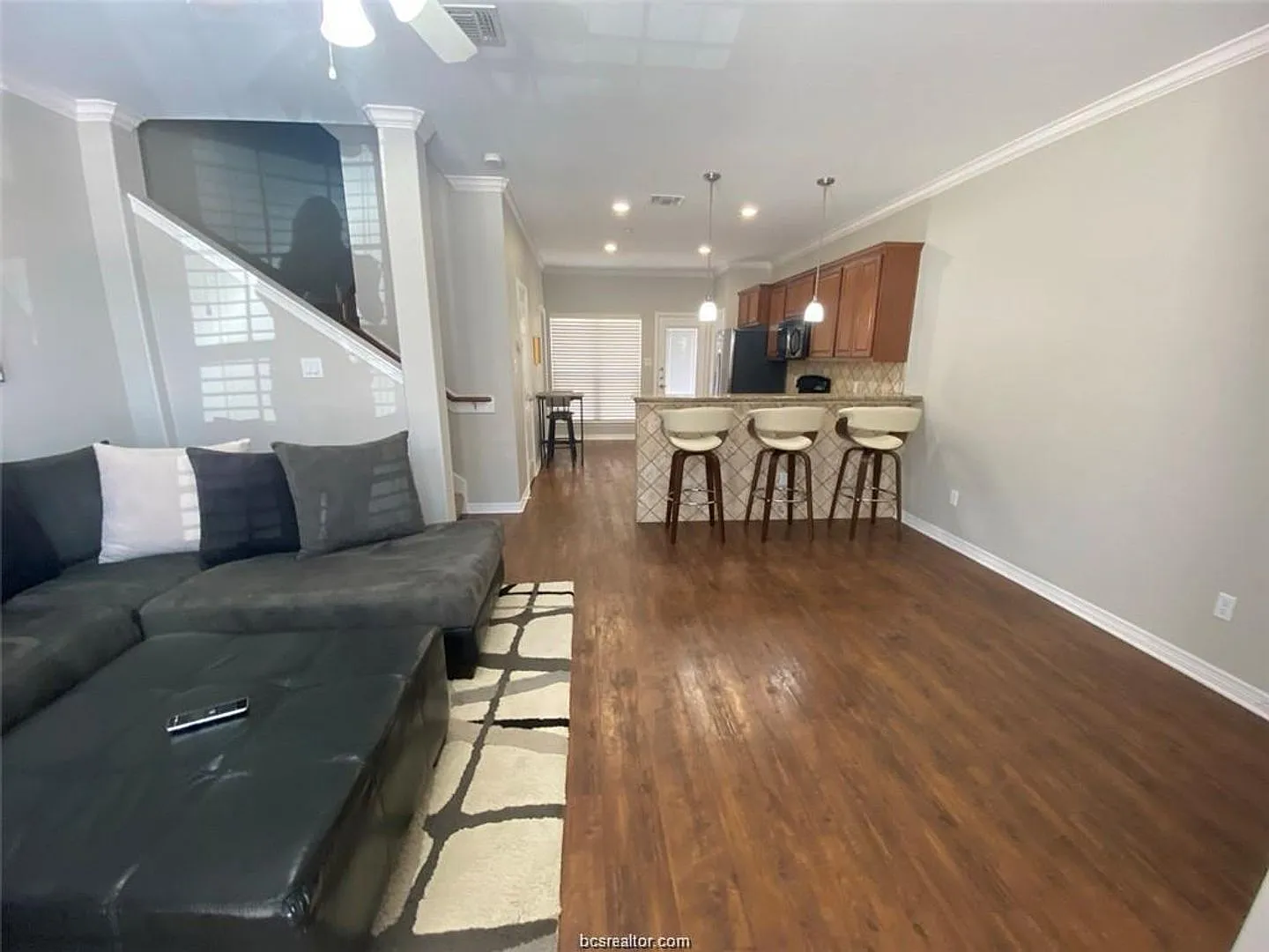 4 Bedroom Lakeridge - Available NOW! — Photo 2