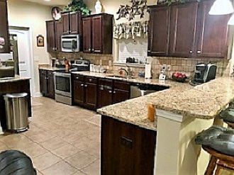 Kitchen w/eat at bar