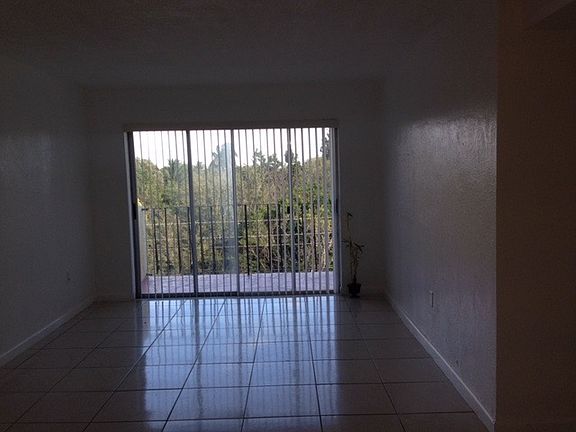 3rd image of 1090 NE 129th St APT 404