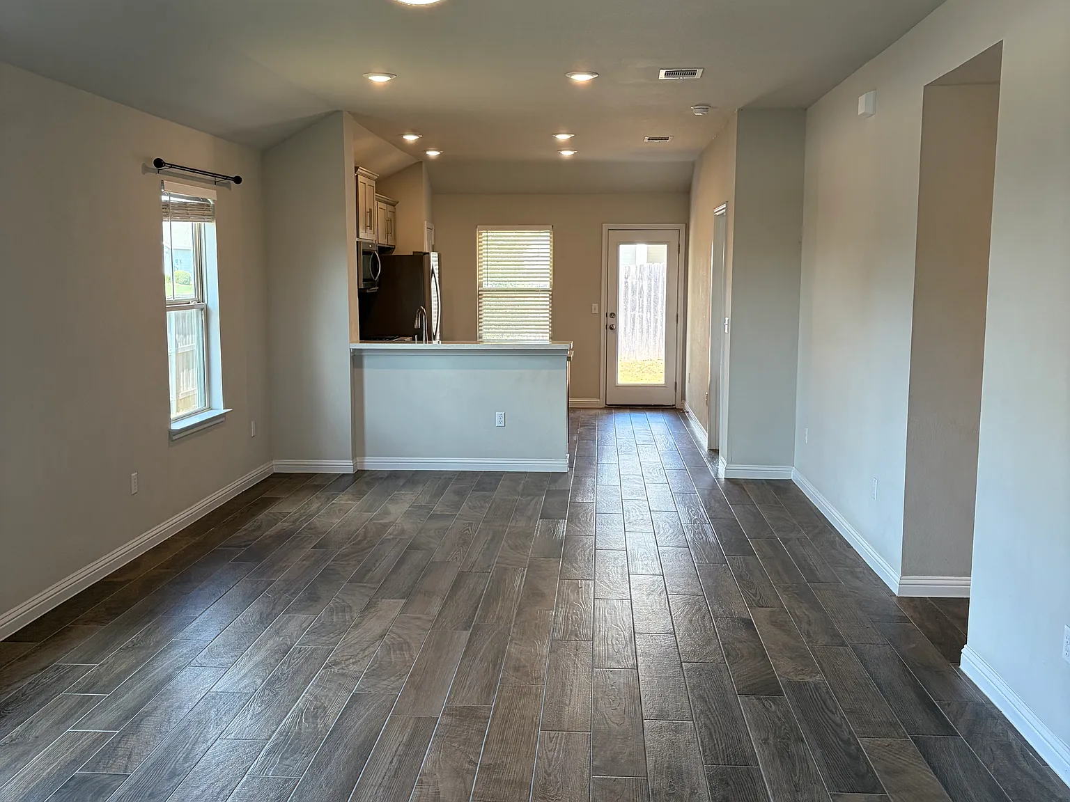 3 bed, 1290 sqft, $2,100 — Photo 3