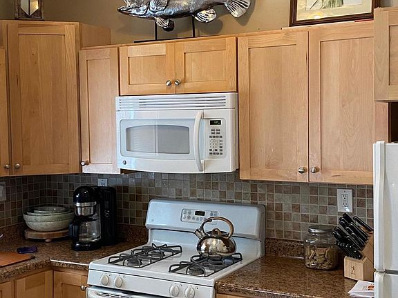 4th image of 220 Blaine Ave
