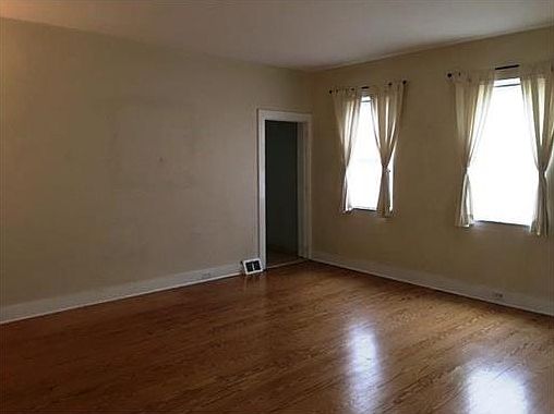 3rd image of 210 Saint Thomas St