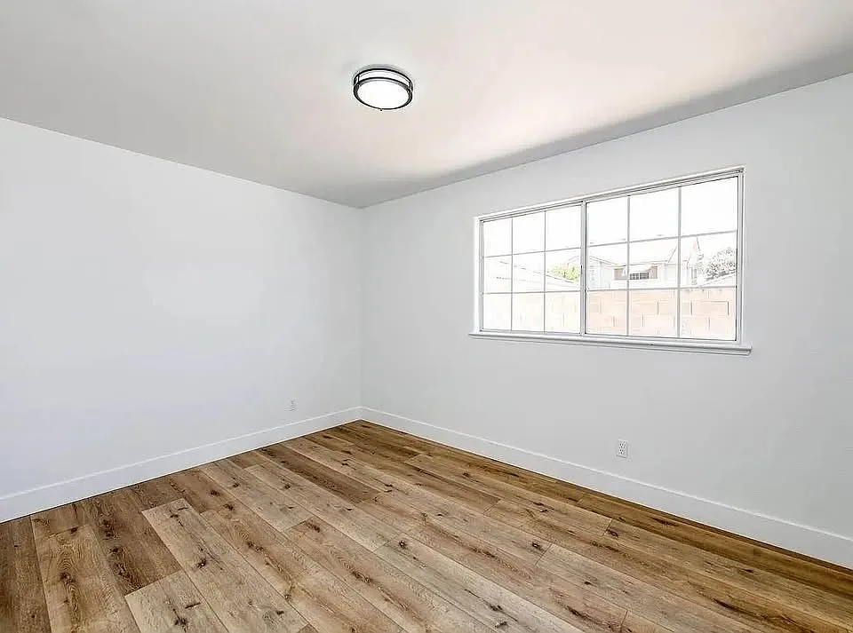 1542 E Alluvial Ave — Photo 3