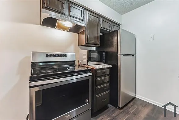 2 bed, 843 sqft, $1,910 — Photo 4