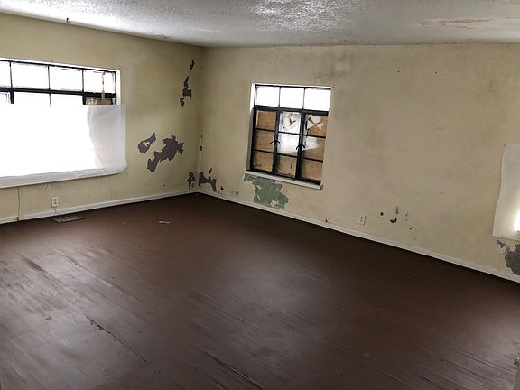 3rd image of 2444 N Oxford St