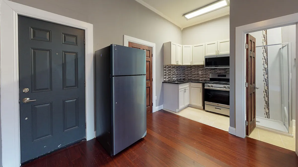 Photo 2 of 7 - 315 S Beech St #3 - Syracuse, NY Building Photo - 315 S Beech St #3