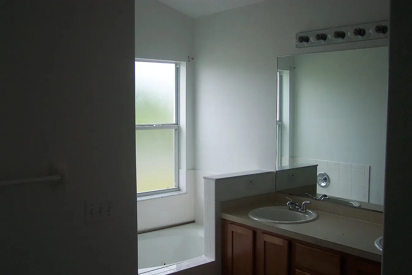 4 bed, 1900 sqft, $1,800 — Photo 2