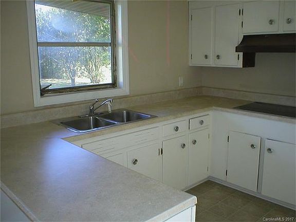 4th image of 2607 Newton Dr