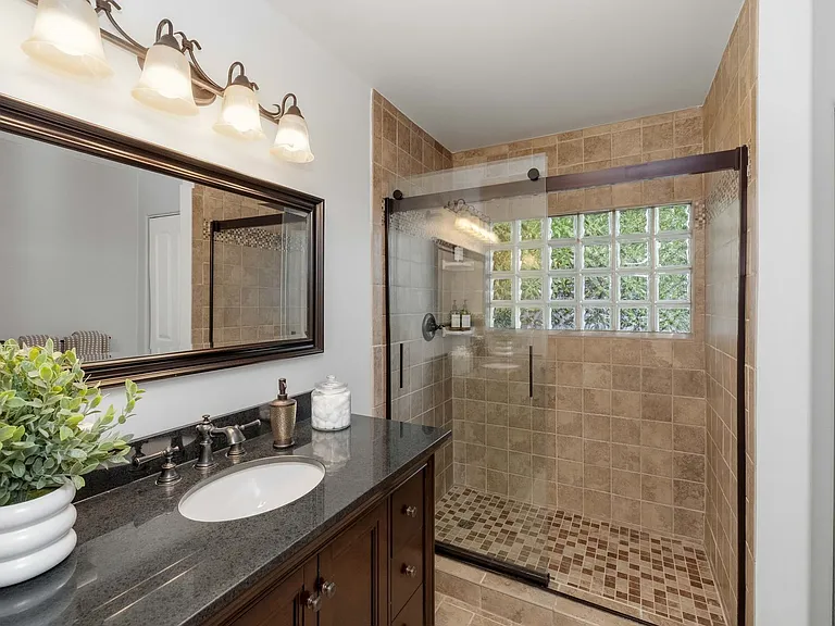 17714 SE 40th Pl — Photo 12