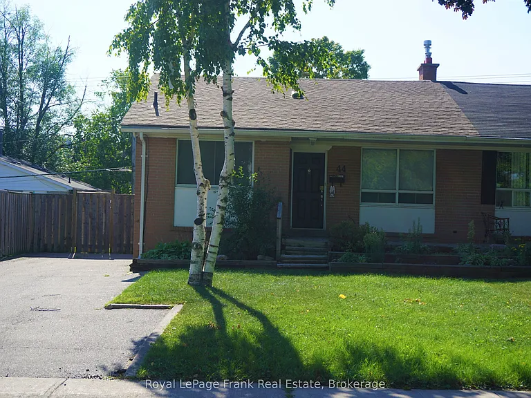 44 Billingsgate Cres — Photo 1