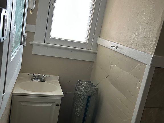 5th image of 140 Park Dr APT 4