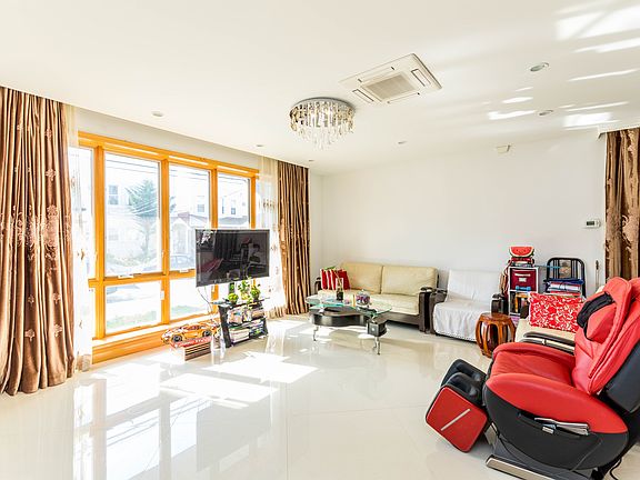 Living Room w Pella Windows