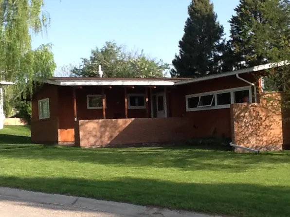 204 Agate Dr, Lewistown, MT 59457