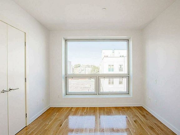 5th image of 25 Montrose Ave #407