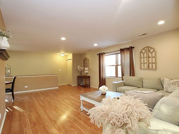 4th image of 1140 Greenwood Cir #1140