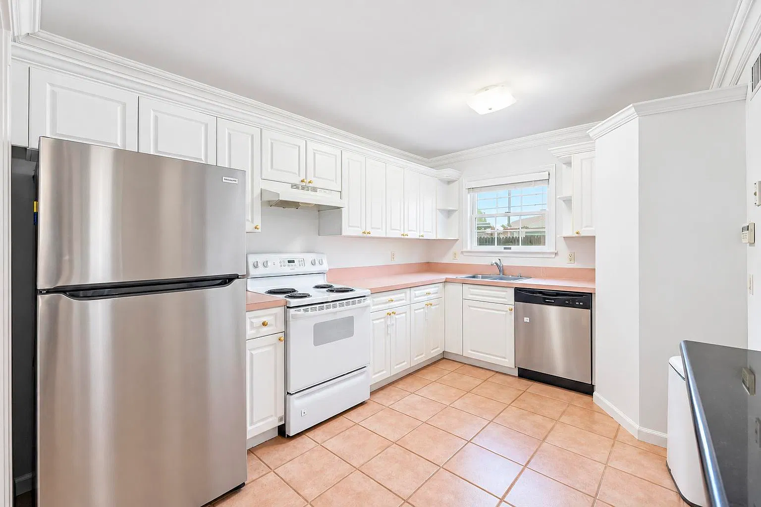 3 bed, 1204 sqft, $3,900 — Photo 2