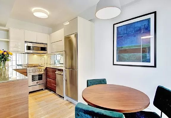 3rd image of 333 W 56th St APT 7K
