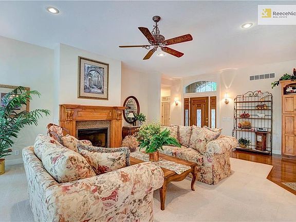 Big open feel floor plan on main level!