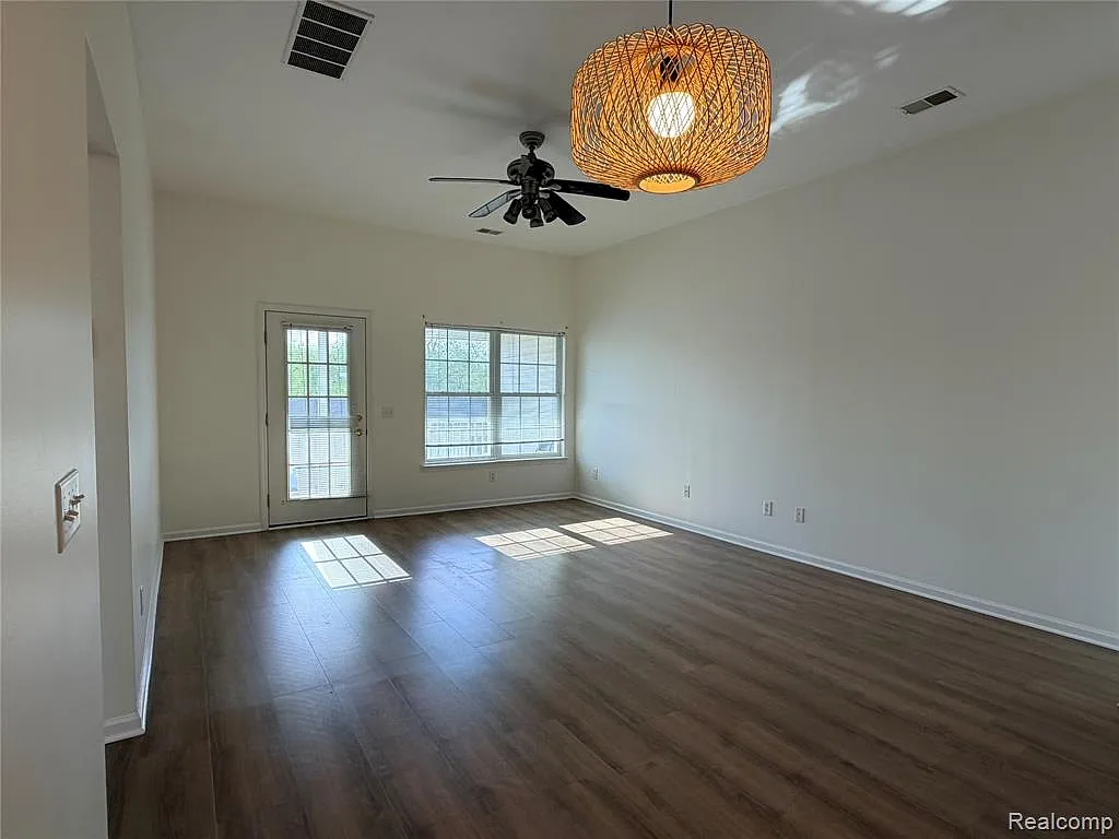 2 bed, 1094 sqft, $2,200 — Photo 3