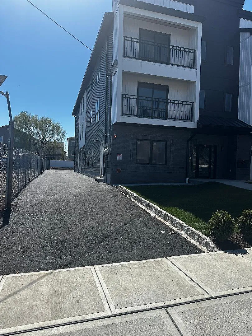 3 bed, 1600 sqft, $3,200 — Photo 3