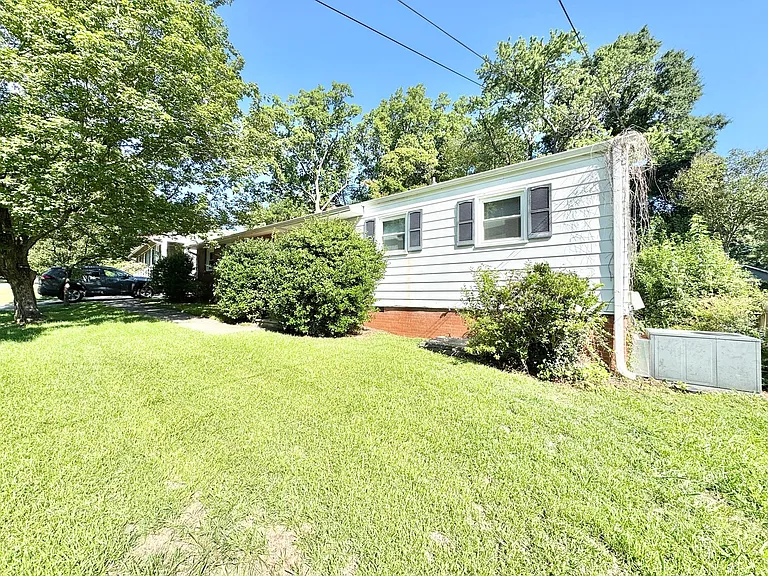 3808 Parkwood Dr — Photo 2