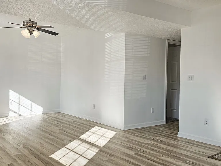 Beautifully updated 4 Bedroom/2 Bathroom downstairs apartment — Photo 2