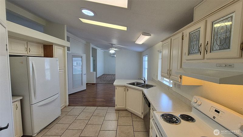 3rd image of 1918 Harrison Avenue #34