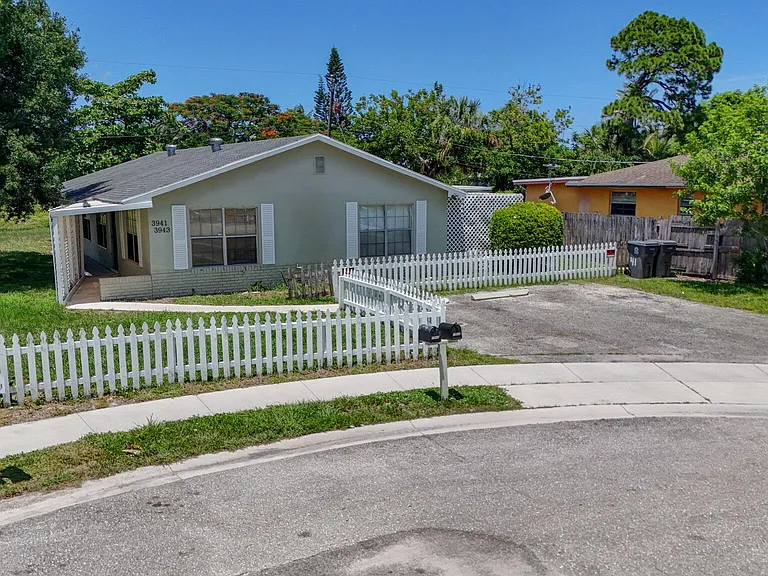 3943 Roan Ct W — Photo 36