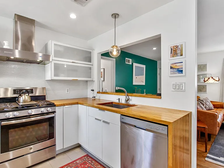 624 Jackson Blvd — Photo 2