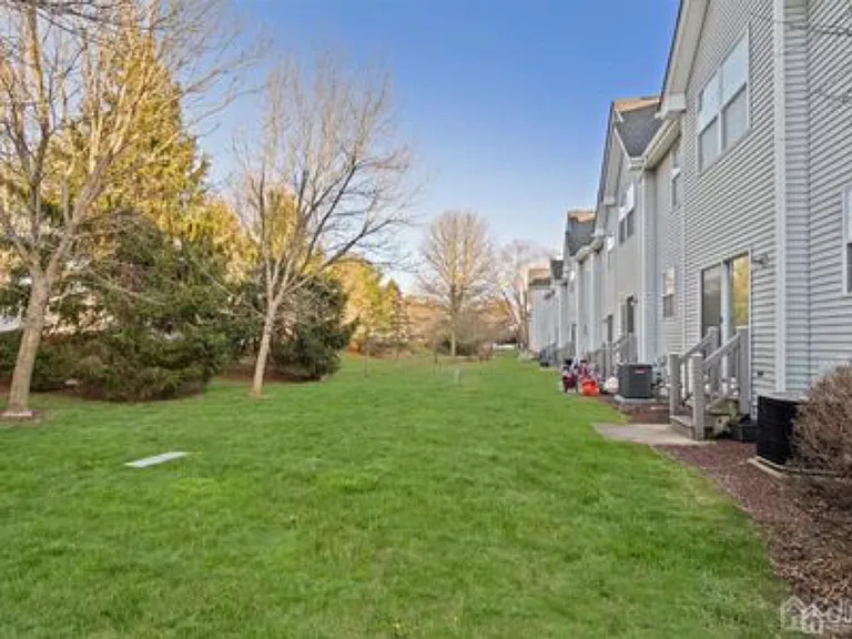 1211 Blossom Cir — Photo 31