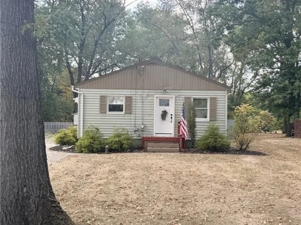 1422 Pin Oak Dr, Akron, OH 44312