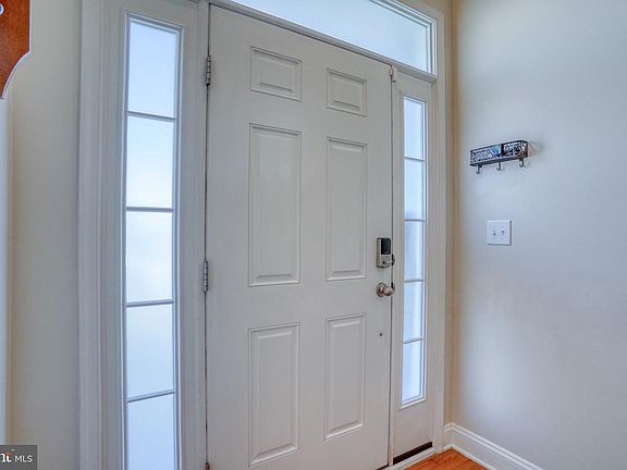 4th image of 225 Thornton St