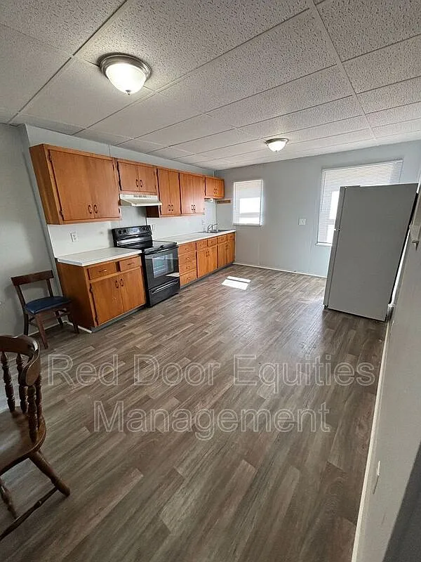 3 bed, 1.0 bath, $1,350 — Photo 3