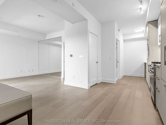 3rd image of 8 Manor Rd W #606