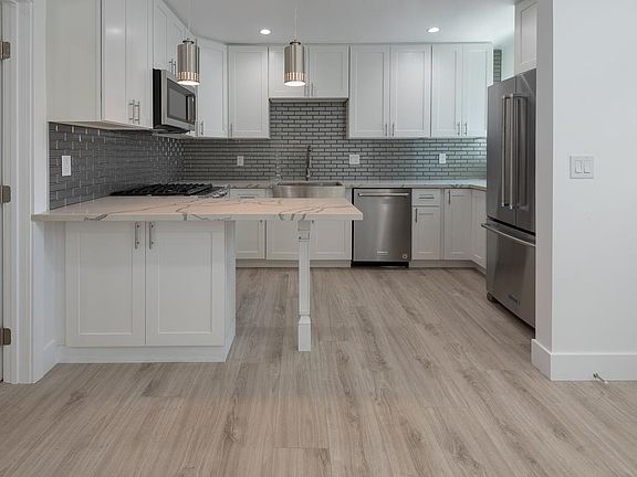 4th image of 506 S Broadway APT B