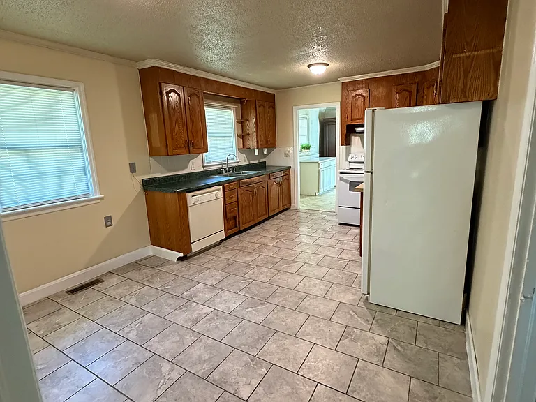 195 S Franklin Ave — Photo 10