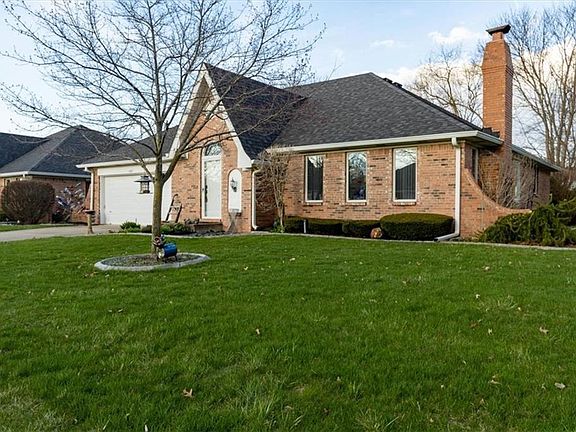 3rd image of 1439 Holiday Ln E