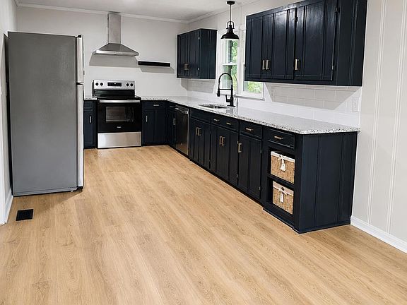 3rd image of 250 E 16th St