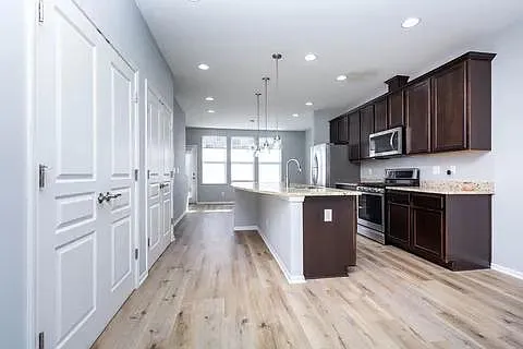 951 Barclay Cir — Photo 4