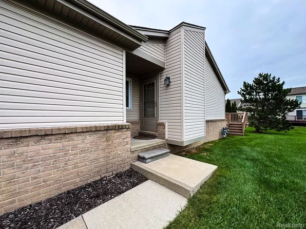 53240 Glen Oak Dr, Chesterfield, MI 48051
