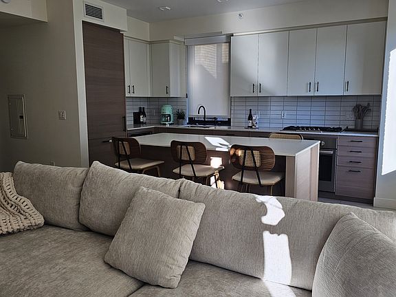 4th image of 1598 Bay St Unit 301